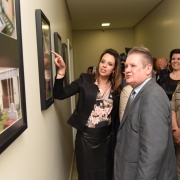 Chefe de polícia, Nadine Anflor, vice-governador Ranolfo, e comandante-geral da BM, cel. Mário Ikeda, observam quadros pendurados em parede interna do prédio revitalizado da DPPA de Santa Cruz do Sul.