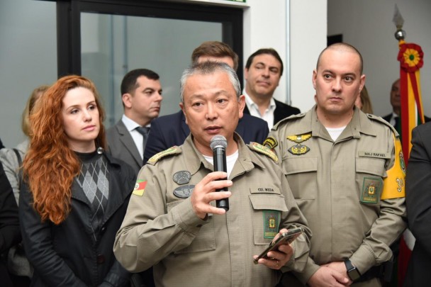 Comandante-geral da BM, cel Mário Ikeda fala com microfone na mão. Em seu entorno, público presente na inauguração da nova sede do 3º BRBM.