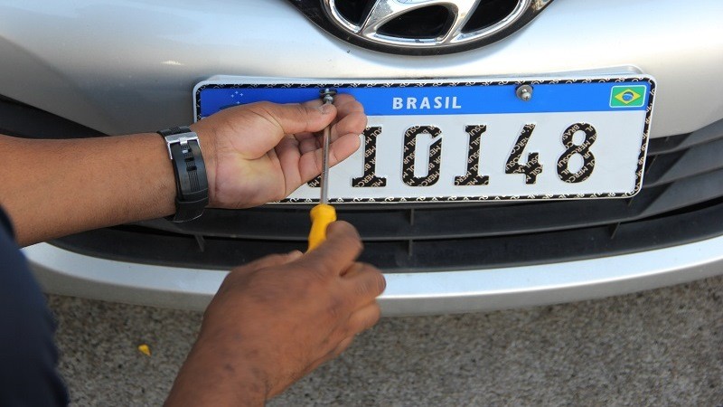 O proprietário deve certificar-se da correta colocação das placas no veículo autorizado. colocação de placa