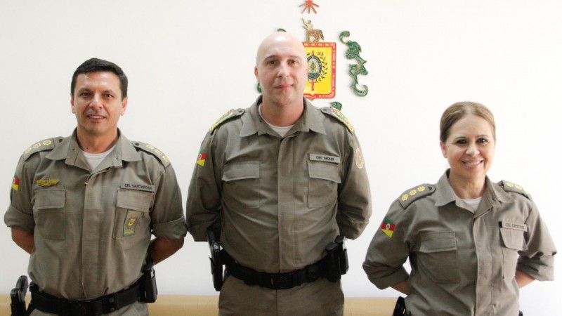 Comandante-Geral da BM (ao centro) e os novos oficiais que irão integrar o Comando-Geral, Coronel Santarosa e Coronel Cristine 