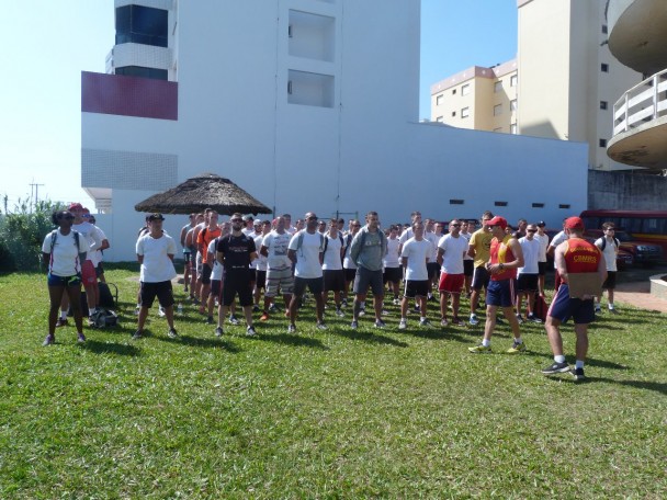 Formação de guarda-vidas civis temporários na praia de Tramandaí.