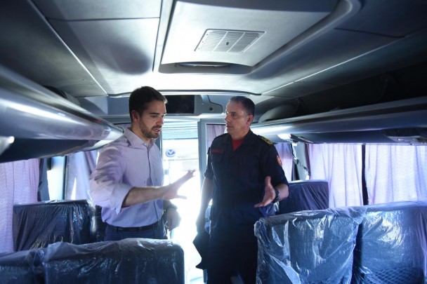 Eduardo Leite e César Eduardo Bonfanti no interior de um micro-ônibus entregue ao CBMRS.