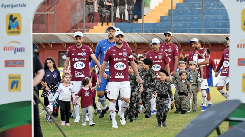 Crianças entrando em campo com jogadores do Caxias
