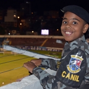 Criança, vestida com a farda do BPChoque, pronta para assistir ao jogo