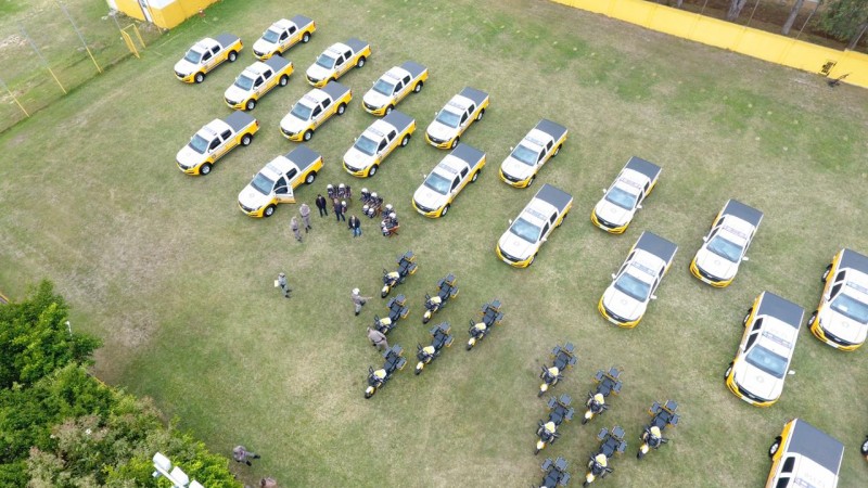Visão aérea de caminhonetas e motocicletas estacionadas em fileiras em campo no pátio do CRBM de Porto Alegre
