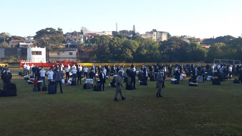 Grupos de 158 alunos se apresentara na Escola de Formação e Especialização de Soldados de Porto Alegre. O grupo está distribuído em fila no gramado do campo da escola.