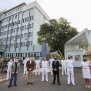 Autoridades posam para foto no pátio do Hospital da BM de Porto Alegre, que aparece ao fundo.