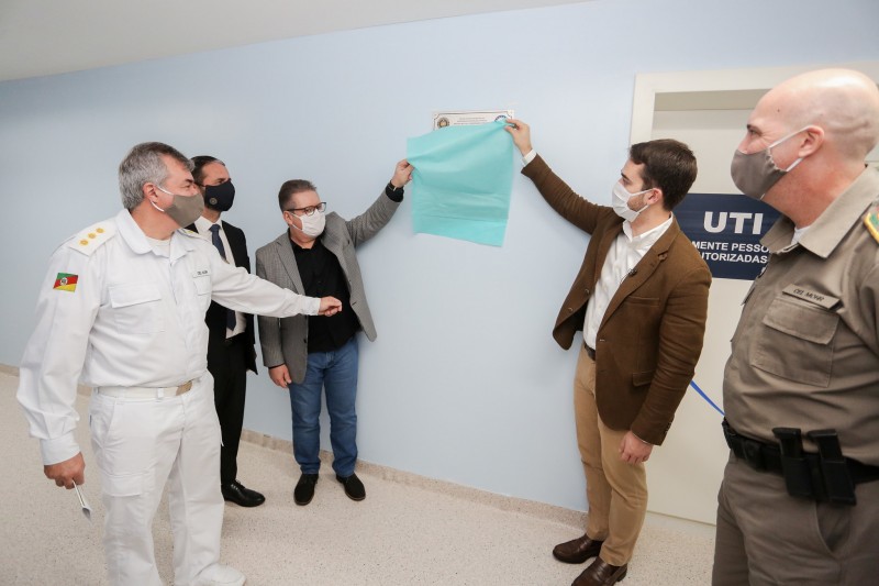 Governador e vice-governador descerraram placa de inauguração da nova ala de UTIs no HBM da Capital. Diretor do hospital, secretário adjunto e comandante-geral da BM observam.
