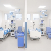 Camas, equipamentos de monitoramento e poltronas de repouso em novos leitos de UTI do Hospital da BM.