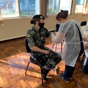 Uma profissional da saúde aplica o teste em uma policial militar.