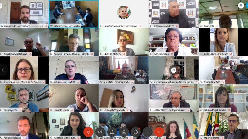 Reprodução de tela de videoconferência com várias quadrinhos de imagens dos participantes.