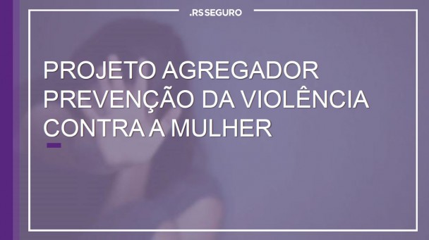 Imagem esmaecida de uma mulher com a mãe aberta diante do rosto. Todo quadro é coberto por um filtro roxo. Sobre a imagem, aparece o texto Projeto Agregador – prevenção da violência contra a mulher. Há ainda uma borda branca. No topo, a marca do RS Seguro