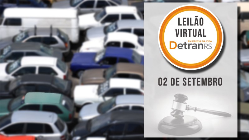 Foto desfocada de veículos estacionados lado a lado em filas em um depósito. À direita, uma tarja branca. Sobre ela, selo circular com o logo do Detran e o texto "Leilão Virtual". Abaixo do selo, o texto "02 de setembro". Mais abaixo, martelo de leilão.