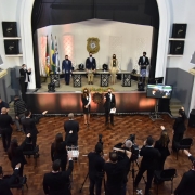 Nova turma de delegados de pé