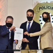 Chefes de estado segurando o diário oficial
