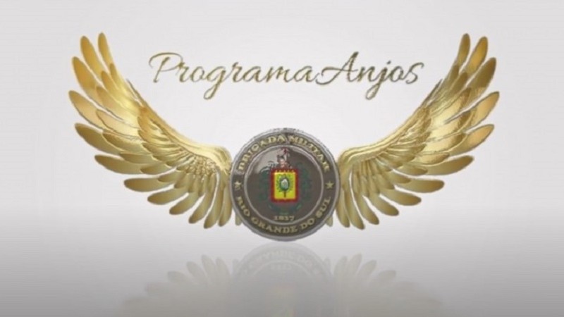 Logo da Brigada Militar ao centro com duas asas de anjos douradas.