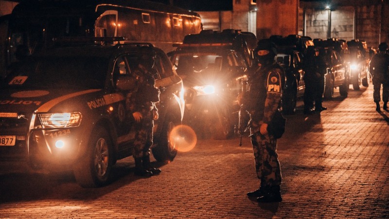 Agentes da Policia Militar em frente a um Comboio 