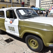 caminhota dos anos 80 estacionada em exposição em uma rua de pedras