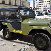 Um Jeep com teto de lona retrátil, verde oliva com a identificação da Brigada Militar na lateral do veículo