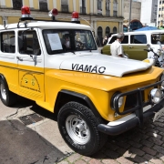 viatura branca e amarela, da década de 70, identificada com símbolo da BM