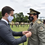 Leite entrega medalha para Policial militar