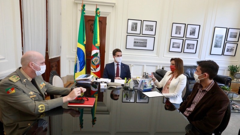 Governador em reunião com o coronel Mohr, comandante-geral da BM; a chefe de Polícia, delegada Nadine; e o delegado Bodoia