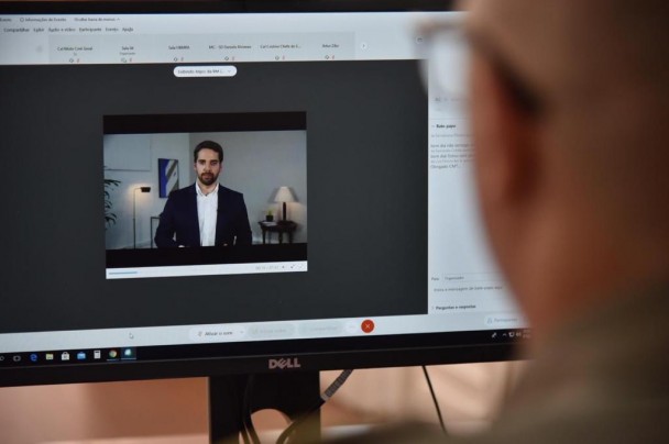imagem da tela de um computador com um vídeo do governador Eduardo Leite falando