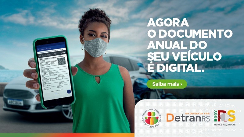 Uma mulher de blusa verde e máscara segura um celular mostrando a tela na imagem. Ao lado a mensagem "Agora o documento anual do seu veículo é digital"