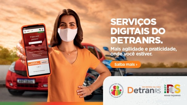 uma moça, de blusa laranja e máscara, com um celular na mão mostrando a tela. Ao lado aparece a mensagem "Serviços Digitais do Detranrs. Mais agilidade e praticidade onde você estiver"