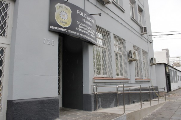 Fachada do plantão de atendimento a mulher no Palácio da Polícia em Porto Alegre