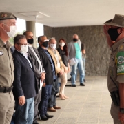 Oficiais prestando continência em cerimônia de instalação da nova sede