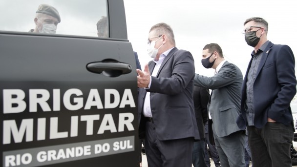 Vice Governador Delegado Ranolfo juntamente com autoridades vistoria camionete semiblindada
