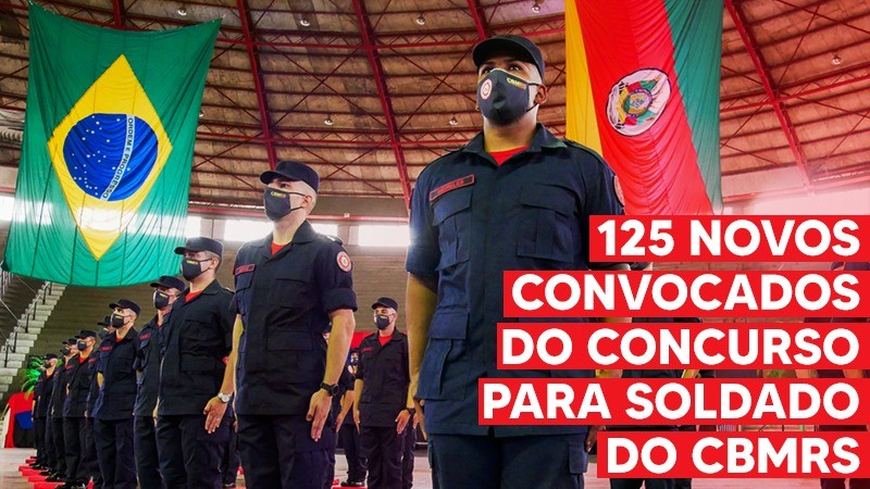Fotografia de soldados de bombeiros parados lado a lado dentro de um ginásio com bandeiras do Brasil e do Rio Grande do Sul estendidas no fundo. No canto inferior direito há o escrito com o chamamento dos novos convocados.