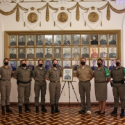 Despedida da Chefe do Estado-Maior Cel Cristine Rasbold. Esta parada, em frente, a galeria de fotos de ex-oficiais do Estado-Maior da Brigada. Esta ao lado de outros oito oficiais da brigada. 