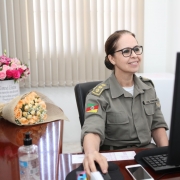 Coronel Cristine sentada, pela ultima vez em sua sala, em frente a seu computador.