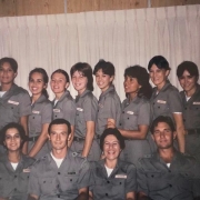 foto do arquivo pessoal da coronel Cristine. Esta junto com 12 outros oficiais. 8 estão de pé, e quatro abaixados. todos uniformizados.