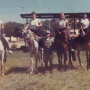 Foto do arquivo pessoal. Coronel cristine está montando a cavalo, junto de outros 3 oficiais. 