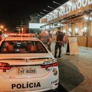 policiamento em frente a estabelecimento comercial a noite