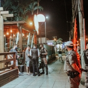 policiamento em frente a um restaurante. policiais fiscalizam o estabelecimento