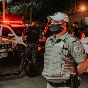 policiamento durante a noite, viaturas com giroflex ligado 