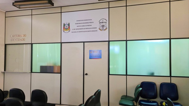 Foto da porta de entrada no espaço ocupado pelo Posto de Identificação do IGP no prédio da FGTAS em Bento Gonçalves.