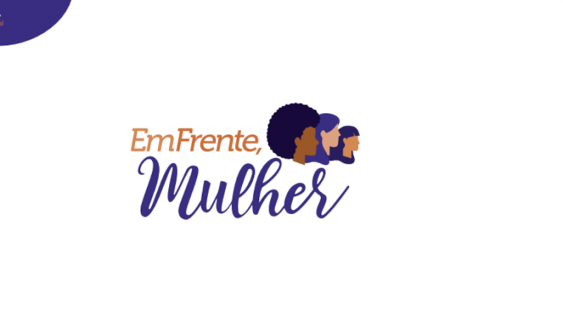 MArca oficial do comitê EM FRENTE MULHER, com letras em laranja e roxo, com a silhueta de três rostos femininos