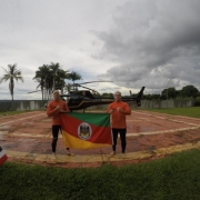 Dois agentes do CBMRS segurando uma bandeira do Rio Grande do Sul.