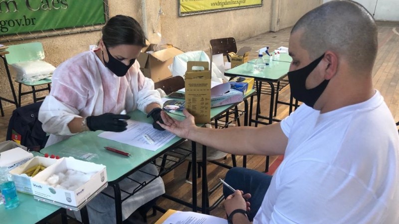 Aluno soldado da BM faz teste rápido para detecção da Covid-19.