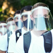Os novos convocados estão dispostos em um fila, todos utilizando EPIs.