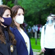 A diretora da Acadepol, delegada Elisangela Reghelin, e a chefe da Polícia Civil, Nadine Anflor, uma do lado da outra, ambas utilizando máscaras de proteção. Ao fundo, é possível ver os novos convocados.