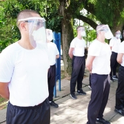 Os novos convocados um do lado do outro, com distanciamento entre si. Todos utilizam máscaras do tipo PFF2 e face shield de acrílico.