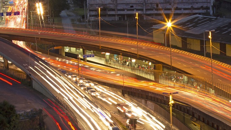Fotografia de um viaduto com grande fluxo de carros.