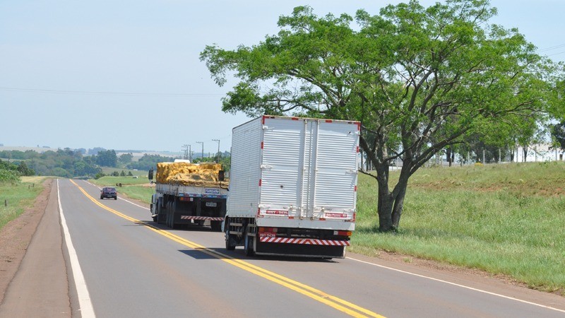 Fotografia de um caminhão de costar numa estrada.