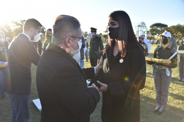 Vice-governador presta condolências à viúva do soldado Maximovitz, que recebeu a medalha Estrela de Reconhecimento Grau Ouro, em homenagem ao marido morto em combate.